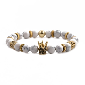 Eleganter Perlenarmband mit weißen Marmorsteinen und goldener Krone mit schwarzen Zirkonia
