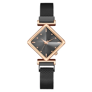 Détail d'une montre losange en or rose avec bracelet en maille noire et fermoir magnétique