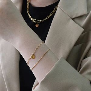 Set di gioielli in acciaio al titanio placcato oro 18K con collana a strati e ciondolo Lucky