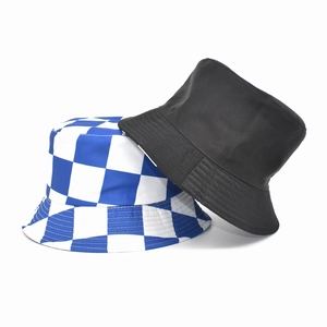 Cappello da pescatore reversibile unisex nero e con motivo a scacchi blu e bianco
