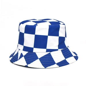Cappello a secchiello reversibile a scacchi blu e bianchi dal design moderno