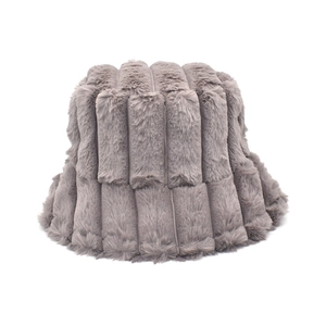 Chapeau bob d'hiver en fausse fourrure grise avec motifs de rayures verticales