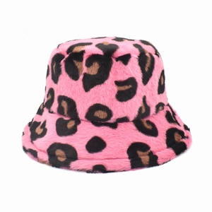 Détail de la texture d'un bob en peluche rose à motif léopard avec fausse fourrure