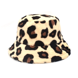 Détail du chapeau bob en peluche léopard avec une texture douce en fausse fourrure