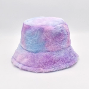 Dettaglio della consistenza peluche del cappello a secchiello tie-dye lilla e rosa