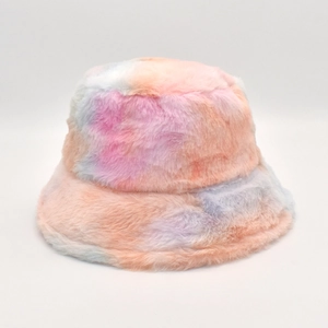 Dettaglio della consistenza in ecopelliccia tie-dye di questo colorato cappello da pescatore