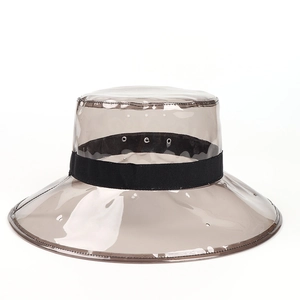 Vue détaillée du chapeau bob en PVC transparent gris fumé avec ruban noir et œillets