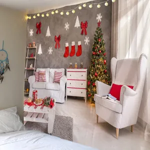 Details eines Weihnachts-Wandteppichs mit festlichen roten Socken und Schneeflocken-Motiven