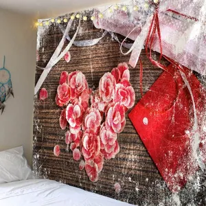 Detailansicht eines romantischen Blumenherz Wandteppichs über einem Schlafzimmerbett