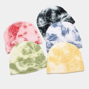 Πλεκτά σκουφάκια tie-dye σε διάφορα χρώματα όπως ροζ, πράσινο και μπλε