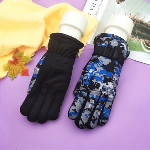 Winter thermal ski gloves for kids with pixel camouflage and non-slip palms