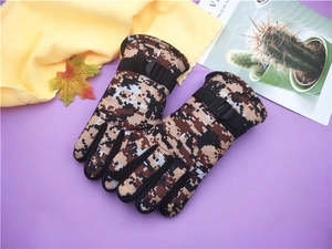 Winter thermal camouflage ski gloves for kids with anti-slip palms and wrist straps
