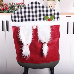 Housse de chaise de Noël gnome avec corps rouge, bonnet à carreaux et tresses en fourrure