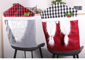 Détail de housses de chaise de Noël gnome avec carreaux rouges et longue barbe douce