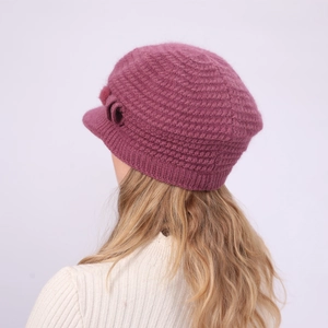 Detailansicht der weinroten Strickbaskenmütze mit 3D-Blumendekor und Thermostruktur