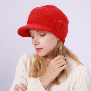 Detail der roten Strickmütze mit Schirm, Pelzbommel und warmem Fleecefutter für Damen
