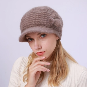 Detailansicht der hellbraunen Strickmütze mit Schirm, Fleecefutter und seitlichem Bommel