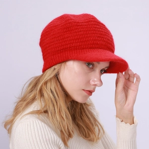 Detailansicht der dicken roten Strickmütze mit Schirm aus weichem Winter-Wollmaterial