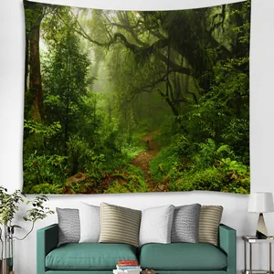 Détail d'une tapisserie murale forêt avec arbres verts denses et sentier de jardin
