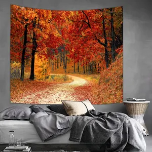 Détail d'une tapisserie de forêt d'automne suspendue dans une chambre minimaliste