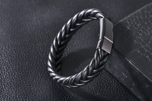 Détail d'un bracelet en cuir tressé noir pour homme avec fermoir magnétique mat