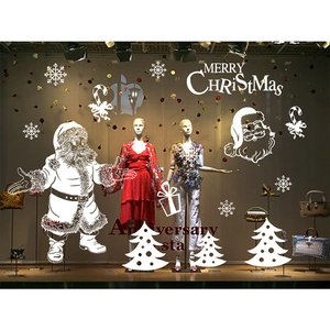 Détails d'autocollants de Noël avec Père Noël et flocons de neige sur une vitrine