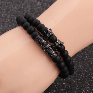 Bracciale a doppio strato in perline nere opache con accenti a corona e metallo inciso