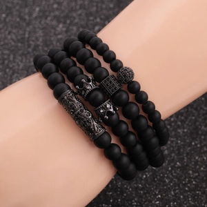 Set di 4 bracciali sovrapponibili da uomo con perline nere opache e ciondoli a corona