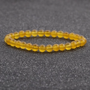 Primer plano de una pulsera de cuentas de ágata amarilla de 6mm con texturas naturales