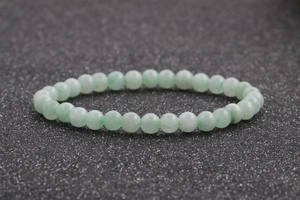 Primer plano de cuentas de ágata verde translúcida de 6 mm en una pulsera de una fila