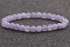Foto macro de cuentas de ágata púrpura de 6mm pulidas en una pulsera redonda simple