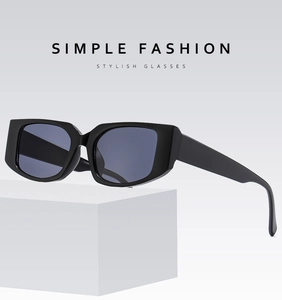 Detail einer trendigen Cat-Eye-Sonnenbrille mit schwarzem Rahmen und graublauen Gläsern