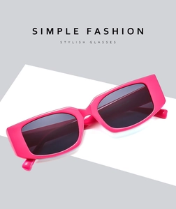 Nahaufnahme der stylischen rosa rechteckigen Sonnenbrille mit UV-Schutzgläsern