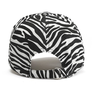 Détail de la boucle réglable sur la casquette de baseball à rayures zébrées noir et blanc