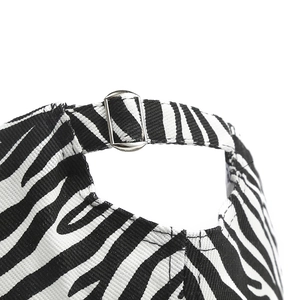 Détail de la casquette zébrée avec boucle métallique réglable et sangle en tissu