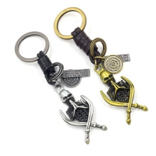 Detailansicht von Totenkopf-Schlüsselanhängern aus Zinklegierung in Silber und Gold