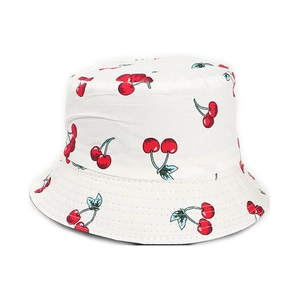 Chapeau bob en coton avec motif de cerises imprimé sur un fond blanc propre