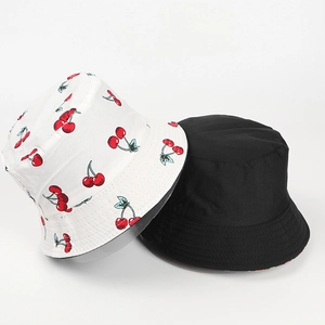 Lot de deux bobs réversibles en coton avec motif cerises et design noir classique