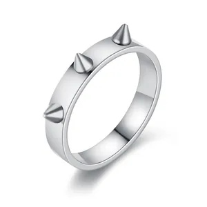 Zilveren titanium stalen ring met drie metalen studs in punkstijl en een minimalistisch design