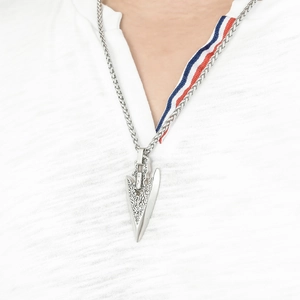 Zilveren roestvrijstalen pijlhanger ketting voor heren getoond op een model
