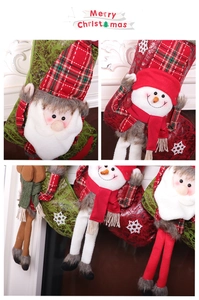 Dettaglio di calze natalizie con disegni 3D di Babbo Natale, pupazzo di neve e renna