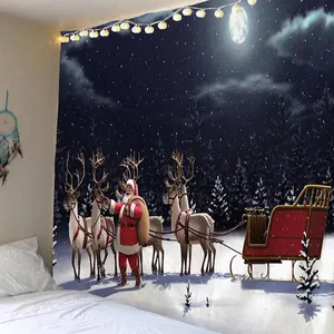 Detail van een kerstwandkleed met de kerstman en rendieren boven een gezellige slaapkamer