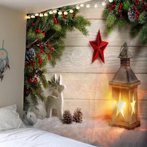 Detail van kerstmuurtapijt met dennentakken, warme lantaarn en rendiermodel