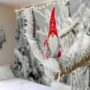 Detail van een kerstgnome wandkleed met lichtslingers aan de muur van de slaapkamer