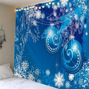 Kerst wandkleed met sneeuwvlokken en blauwe ornamenten boven bed met warme lichtslinger