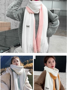 Vue en trois couleurs d'écharpes en tricot avec franges et étiquettes sur des modèles