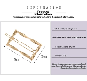 Detail view of a 5x3cm matte gold wavy rectangular alloy hair clip with size dimensions