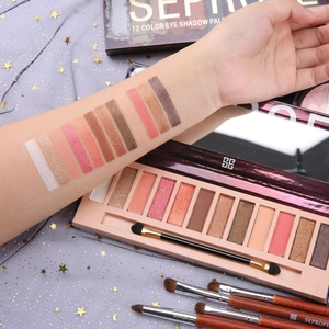 Swatches der 12-Farben-Lidschattenpalette am Arm mit Schimmer- und Matttönen