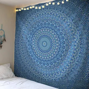 Détail d'une tapisserie murale mandala bleue avec guirlandes dans une chambre douillette