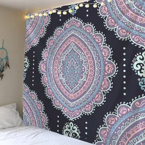 Détail de tapisserie mandala violette avec guirlandes pour décoration de chambre